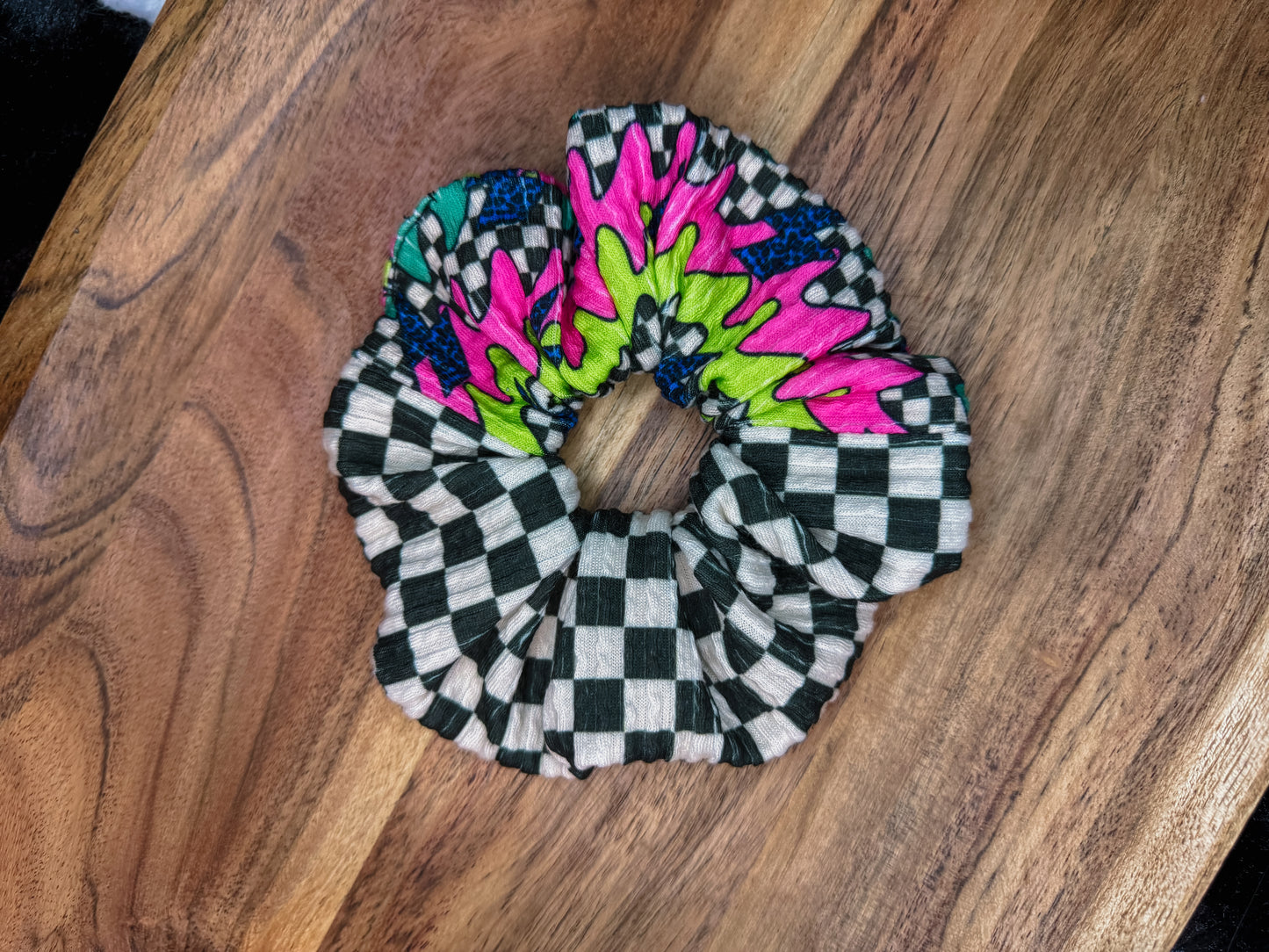 Neon / Racing checks scrunchie