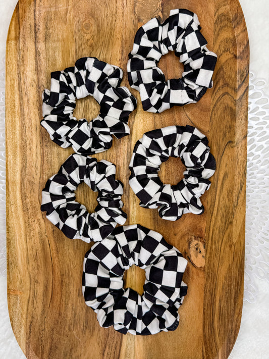 Checkered medium size scrunchie